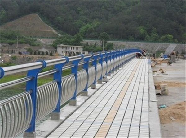 黔南不锈钢桥梁护栏的特性及其在现代建筑中的应用